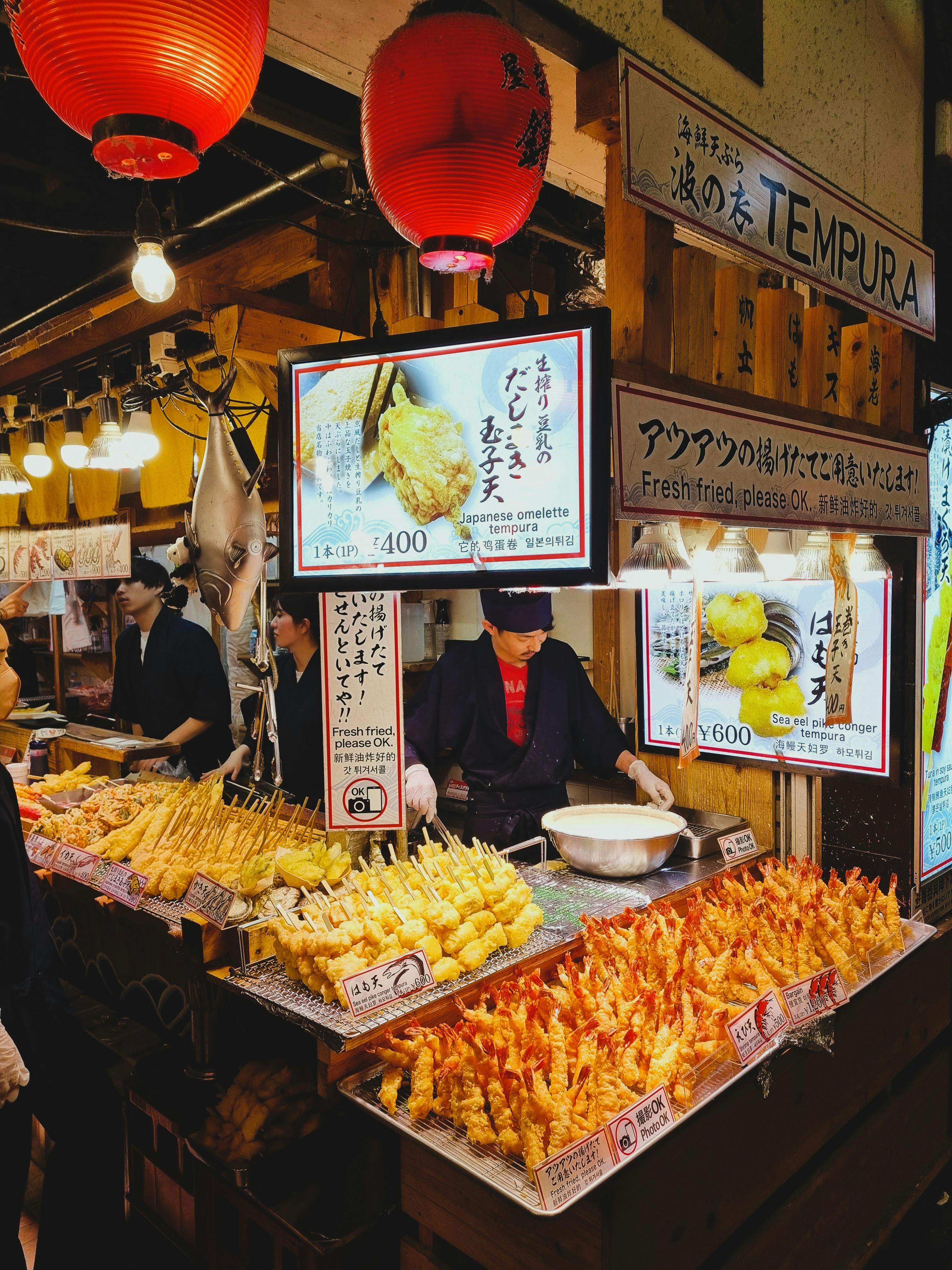 Canlı Japon Tempura Sokak Pazarı Sahnesi